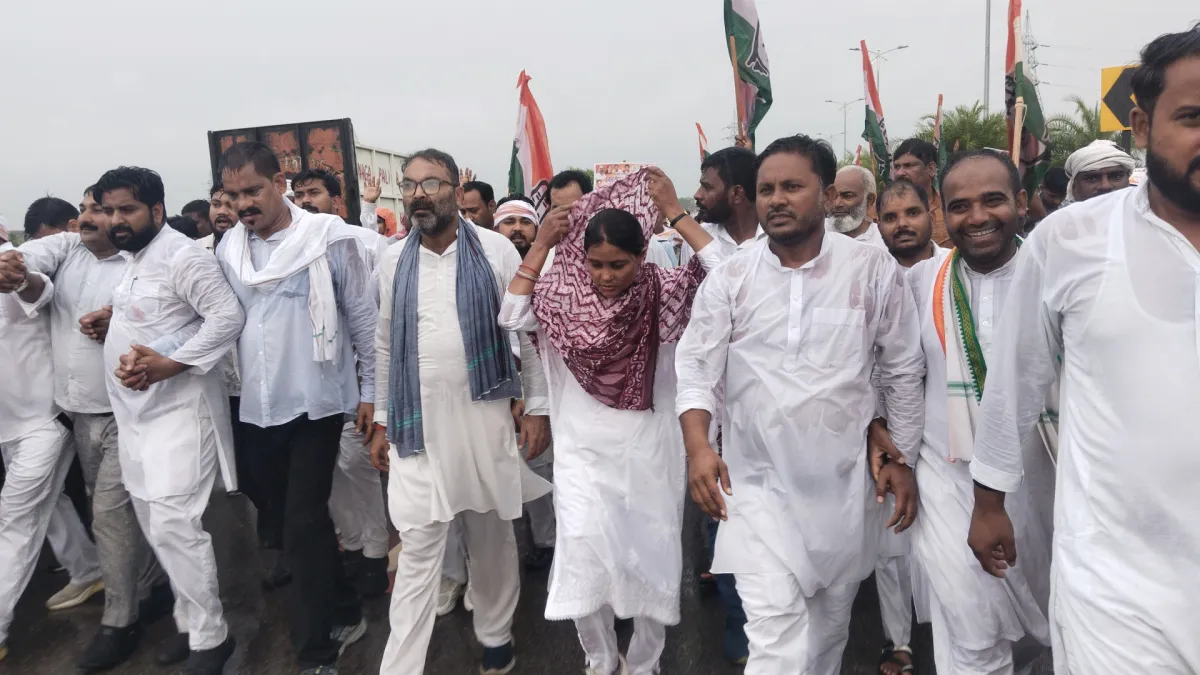 कुशीनगर इंटरनेशनल एयरपोर्ट के संचालन की मांग को लेकर कांग्रेस की पदयात्रा, अजय कुमार लल्लू ने सरकार और जनप्रतिनिधियों पर साधा निशाना