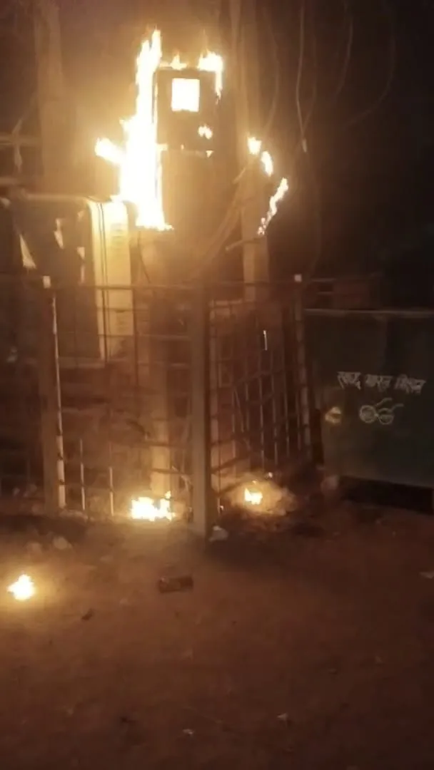 शॉर्ट सर्किट से ट्रांसफार्मर में लगी भीषण आग, फायर ब्रिगेड ने कड़ी मशक्कत के बाद पाया काबू - उत्तर प्रदेश खबर