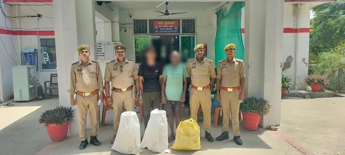 चोरी के पैसे से खरीदी बाइक, फिर उसी से की वारदात! कौशाम्बी पुलिस ने दो शातिर चोरों को दबोचा, स्कूल-दुकानों की चोरी का खुलासा