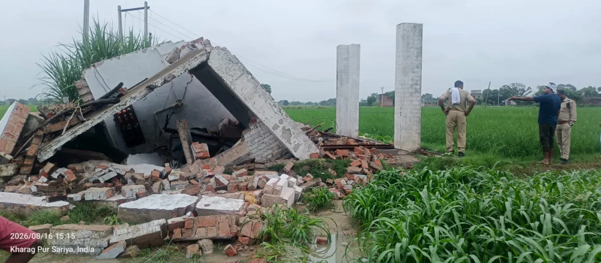 लगातार बारिश से ट्यूबवेल की कोठरी दही खाद कृषि सामग्री दबाकर हुई नष्ट
