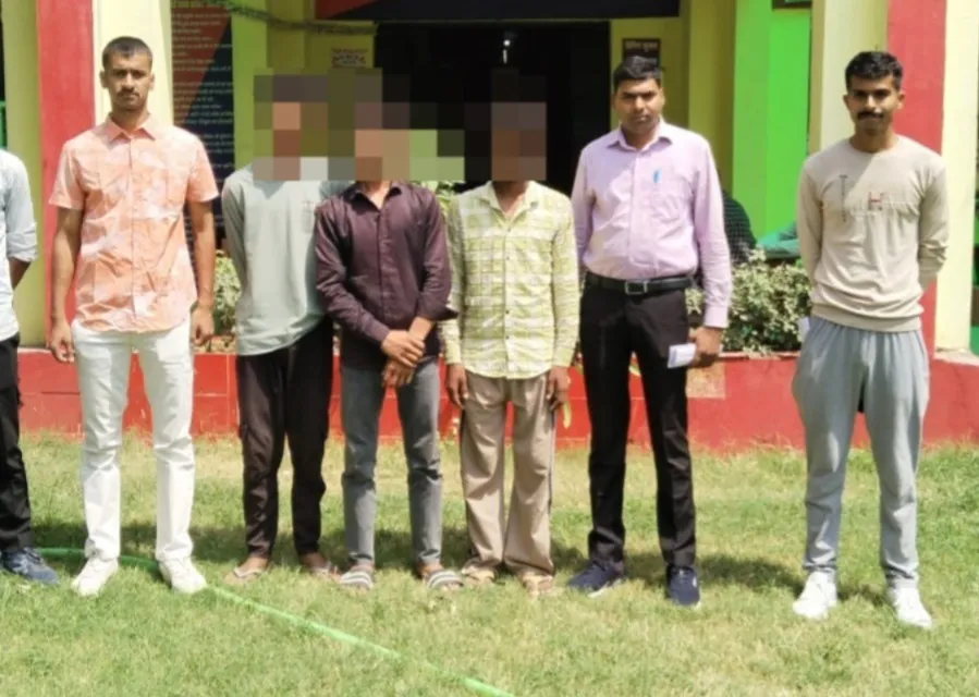 इटावा : चोरी का मोबाइल-बाइक बरामद! पुलिस ने दबोचे तीन चालू अपराधी, पूछताछ में खुले राज़