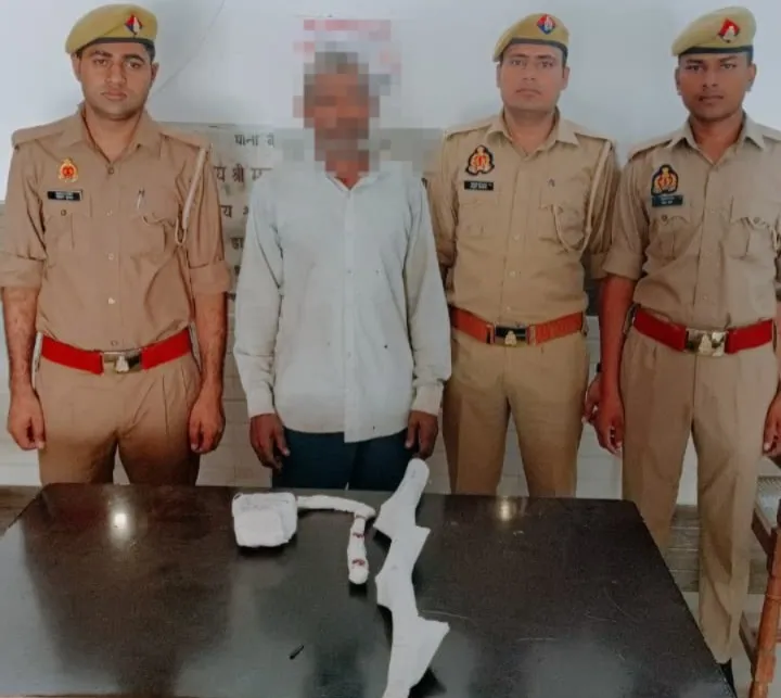 इटावा :  नशे में बच्चों को मारा तो भाई ने ईंट से कूचा सिर!  पुलिस ने 12 घंटे में आरोपी दबोचा, खून सनी ईंट-हंसिया बरामद