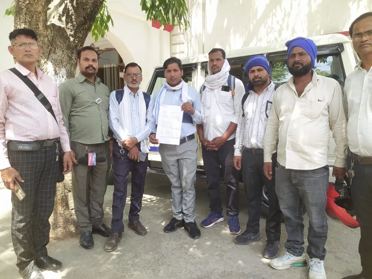  फाइनेसरों की गुंडई की खबर चलाना पत्रकार को पड़ा महंगा, मारपीट पर रुपये लूटे, बकेवर एस० ओ पीड़ित पत्रकार को जेल भेजने की दे रहे धमकी - कानून व्यवस्था में सर्वाधिक पढ़ी गई खबर