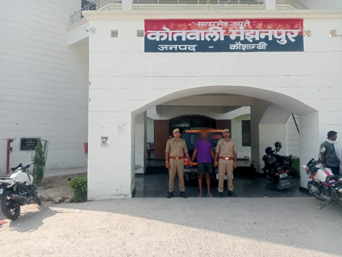 कौशाम्बी : जमीन के लिए चली तलवार! टेवां गांव में दो पक्षों में खूनी झड़प, पुलिस ने एक आरोपी को तलवार समेत दबोचा - अपराध खबर