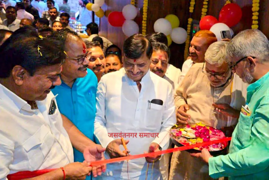 देर शाम विधायक शिवपाल सिंह यादव ने एसबी होटल का शुभारंभ किया 