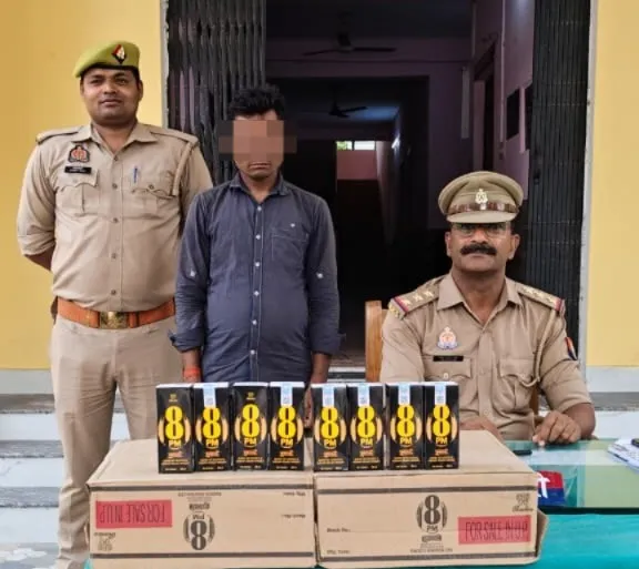 पडरौना पुलिस को मिली बड़ी सफलता, 96 टेट्रा पैक अवैध अंग्रेजी शराब के साथ तस्कर गिरफ्तार