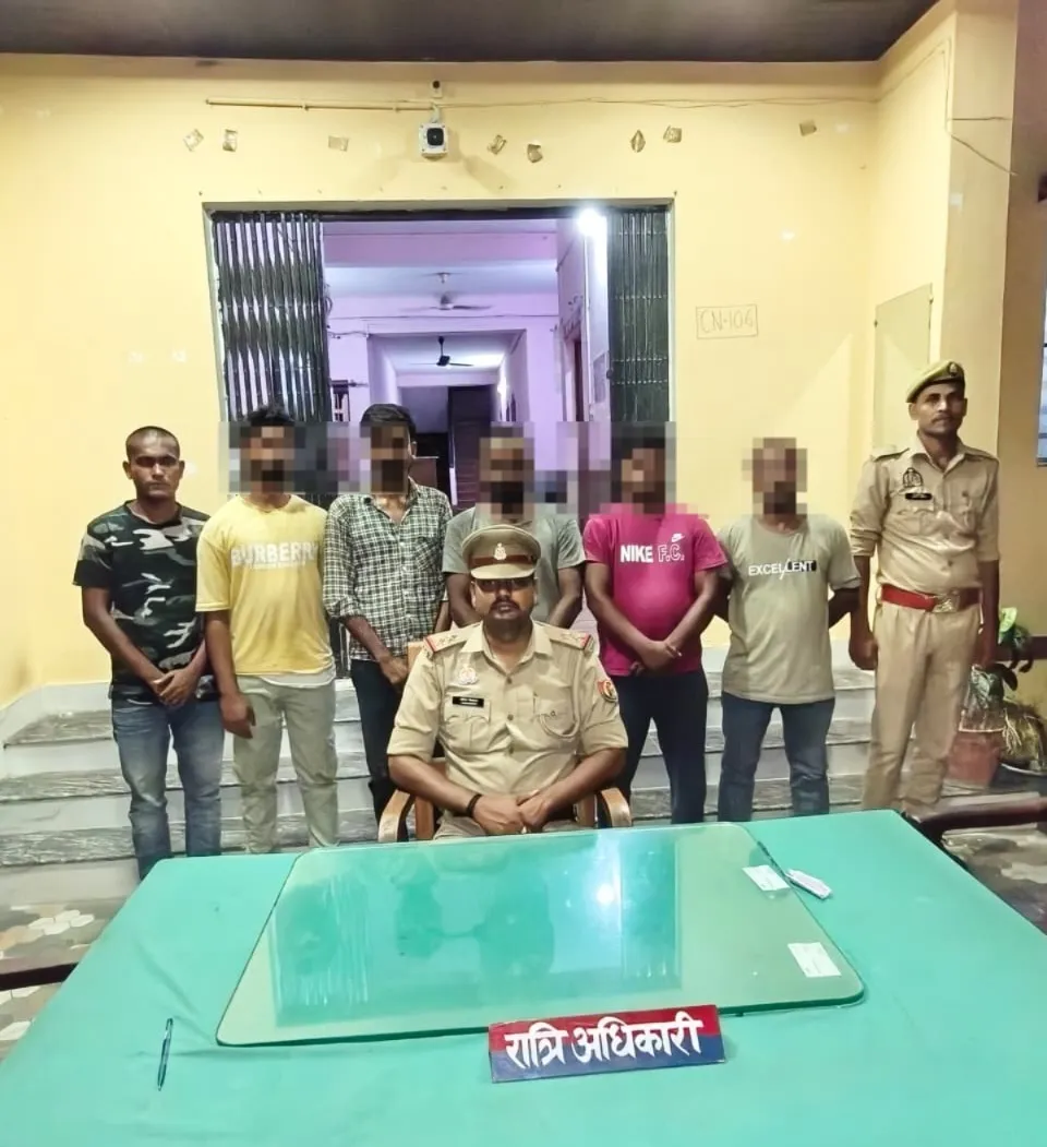 पडरौना में जुआ अड्डे पर पुलिस की छापेमारी, 5 गिरफ्तार, ₹2055 नकद व 52 ताश के पत्ते बरामद